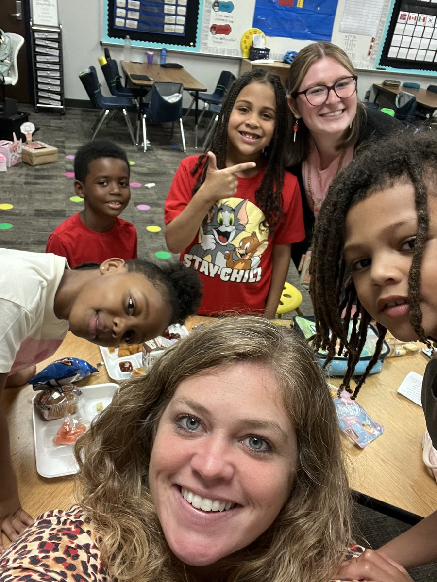 First winning table earns lunch in the classroom with their teachers!!! Way to go Kiddos!! #whowillwinnext <a href="/HumbleISD_FCE/">Fall Creek Elem</a> #buildingrelationships  #tablepoints #lunchinclassroom