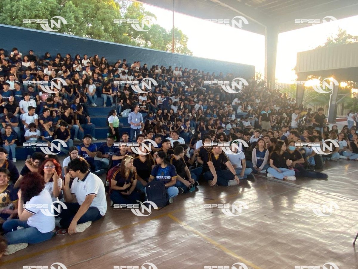 Se llevó al cabo la conferencia, Eres lo que publicas con Roberto Ruz, en la prepa uno de la UADY.