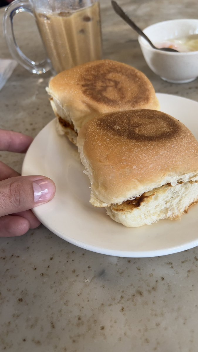 Food review. Telur separuh masak ni rasa macam telur yang masak separuh je. Kaya bun ni rasa bun, tapi aku tak rasa kaya pun. So overall 8/10.