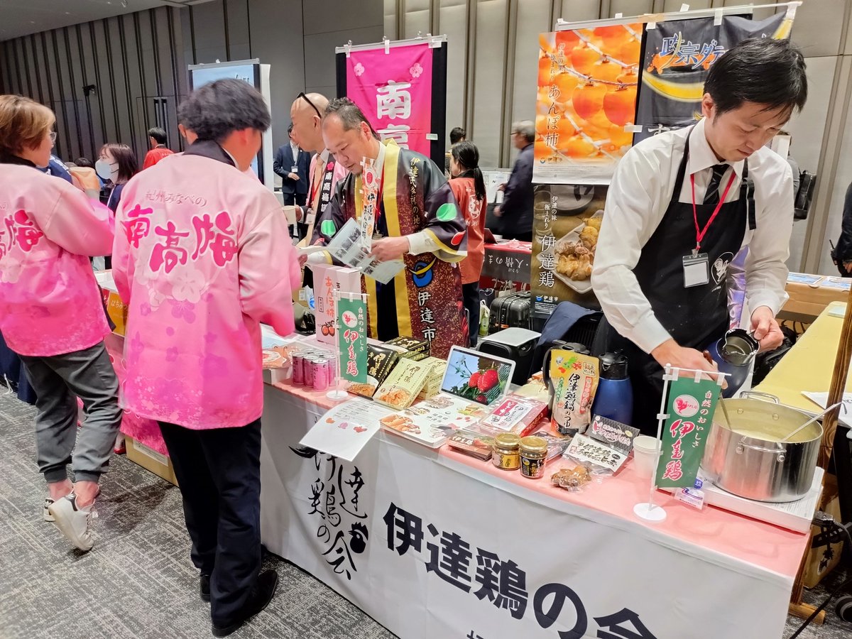 昨日の2月7日に、東京ミッドタウン八重洲にて「おにぎりサミット2025」が開催され、参画しました伊達市から「伊達鶏の肉みそおにぎり」を発表しました。本日8日から16日まで、道の駅伊達の郷りょうぜんで販売される予定です。
会場内の伊達市ブースで伊達鶏などＰＲ。伊達鶏の会も参加しました。