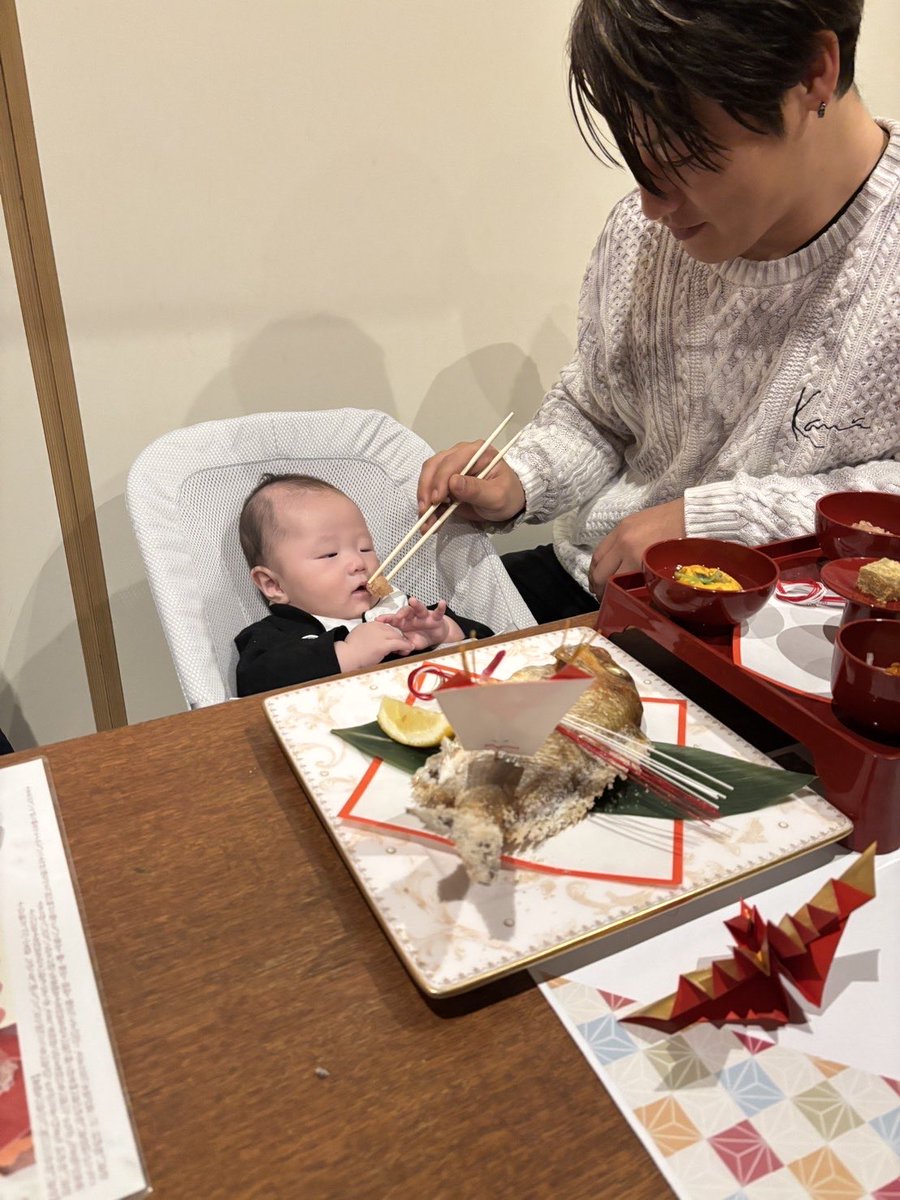 出張でなかなか行けなかった
お宮参りとお食い初め🥢
4ヶ月健診も無事終わりました😊

鳳凰の産着作ってもらったけど
お宮参りは眠くて大泣きw

健診はなんの問題もなく
無事終了！体重も8160g
身長は66.3cm
すくすく元気に育ってます😄