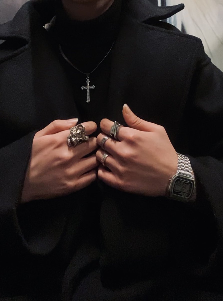 ترکیب برنده،
مشکی و اکسسوری، مخصوصا زمستون.