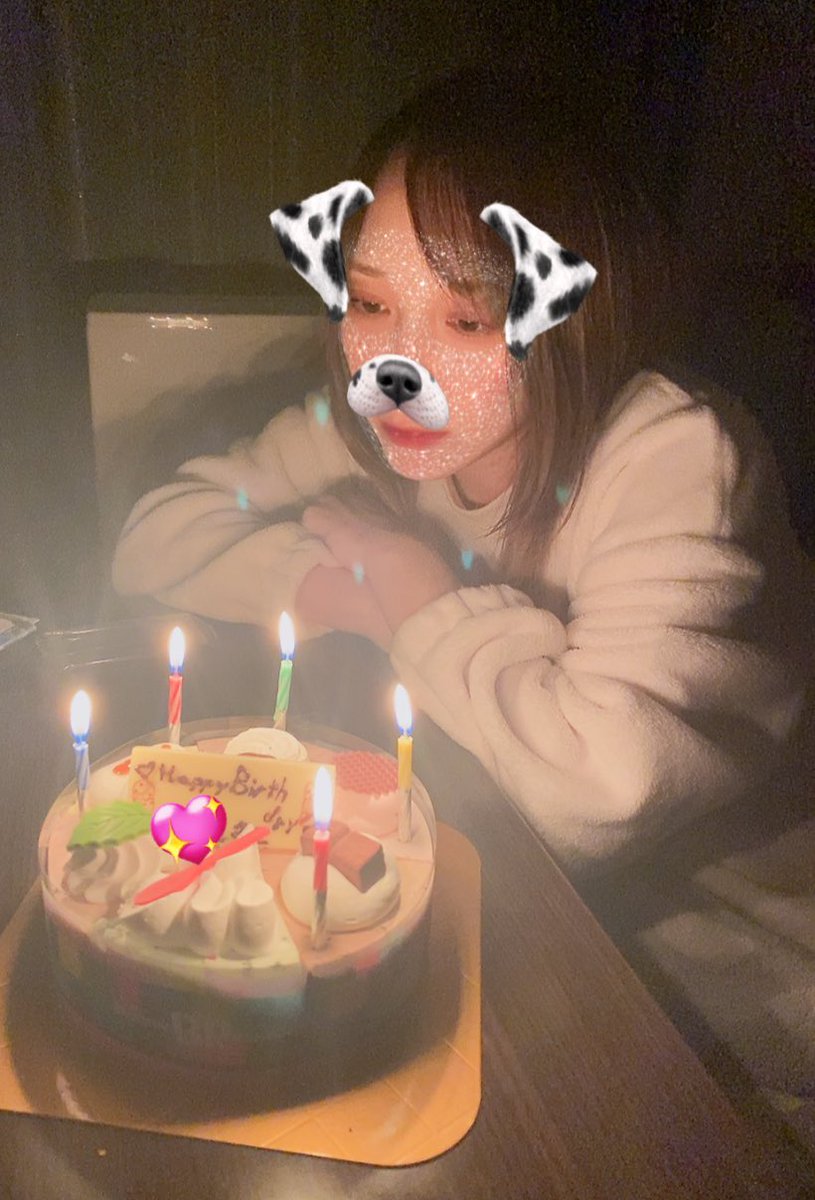 低浮上の者がお祝いされるの申し訳なくて
スルーしてたんですけど…🥲(笑)
実は昨日誕生日でした🫶

食べてみたかった31のアイスケーキ🍨
チョコペンで旦那氏が書いてくれたん✍️
体重増えてきて今＋10キロくらい😂
加工ないととても世に出せないww

おめでとうしてくれた方
ありがとうございます☺️🫰