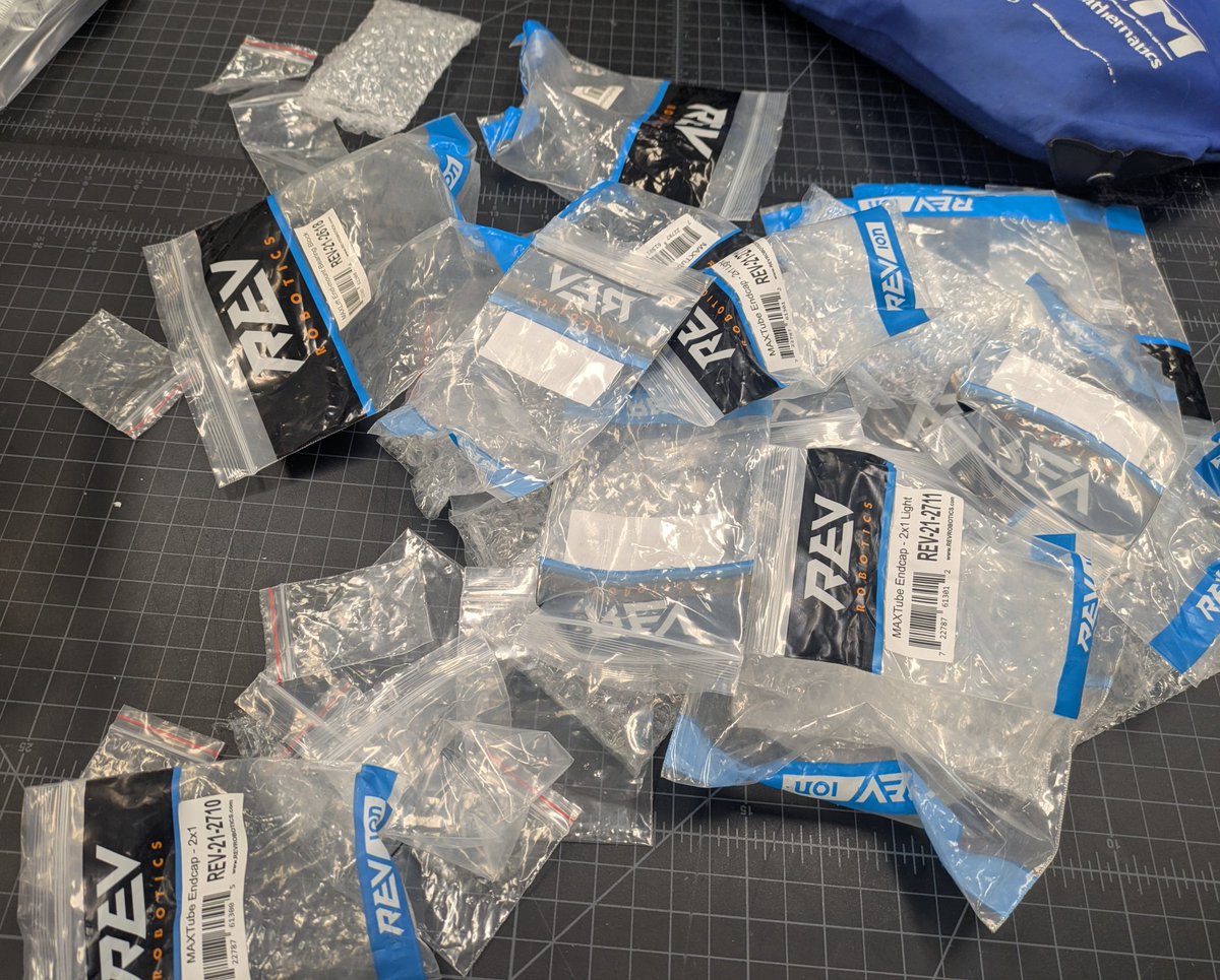 FRCTeam1676's tweet image. Just another @REVrobotics Friday night. 💛🖤 @FIRSTweets @FRCTeams @FIRSTMidAtl @pvrhsd @PascackValleyHS @pascackhillsnj #omgrobots