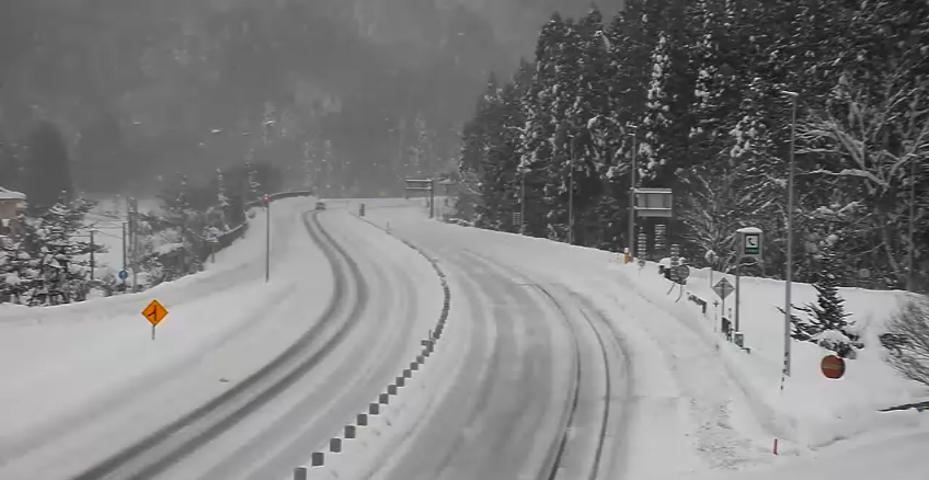 雪ノ下　確認用 北陸道 現在の雪の状況】 2月8日(土) 10時45分現在のE8 #北陸道 今庄IC