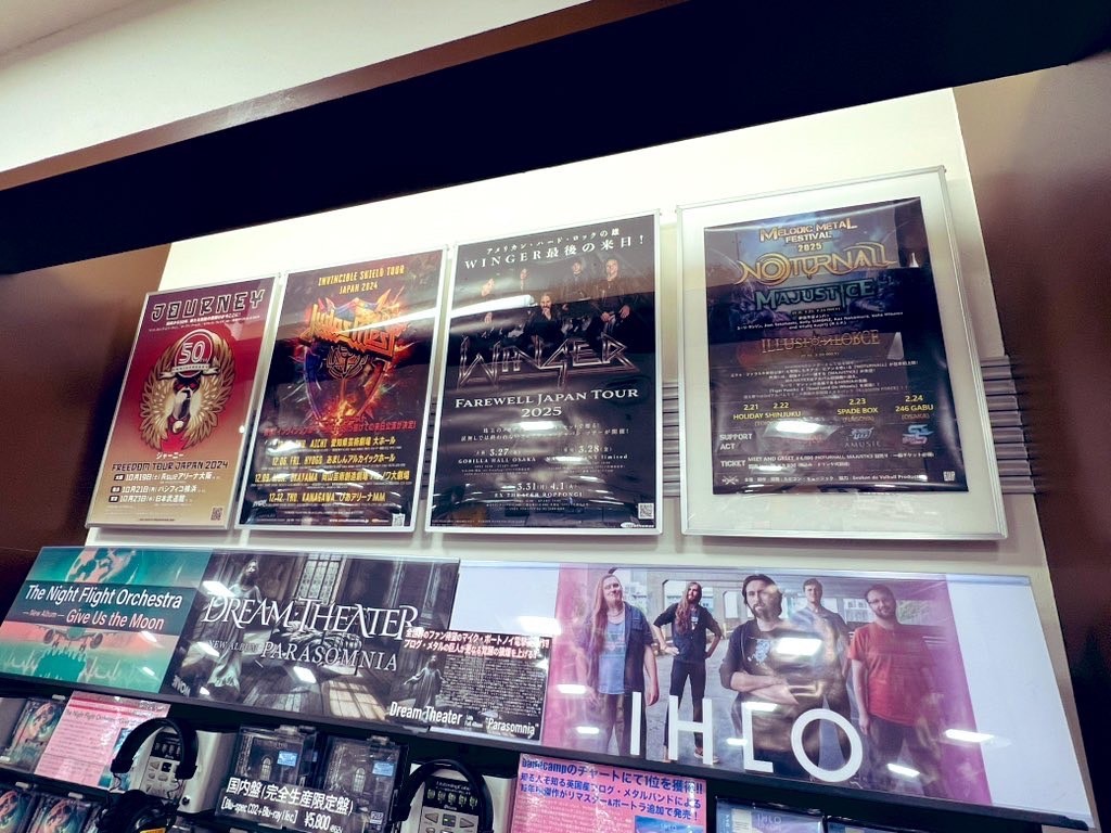 KellySIMONZ's tweet photo. 【ライブポスターを持ってCDショップ巡り】
昨日は渋谷から新宿、そしてお茶の水と @JiensOFFICIAL と共にショップを周ってきました。28年前、一人で毎週営業に行っていたディスクユニオンやメジャーデビューアルバムの時にサイン色紙を300枚描いたタワーレコードなど感慨深い思いでございます😎👍