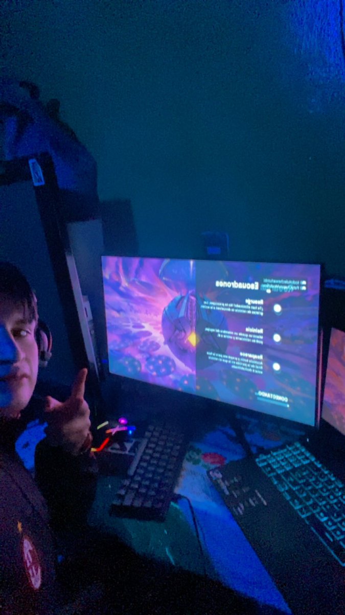 Jugando Fortnite con la Squad de la muerte 

twitch.tv/txt_nills

#streamer  #twitchstreamer #twitch