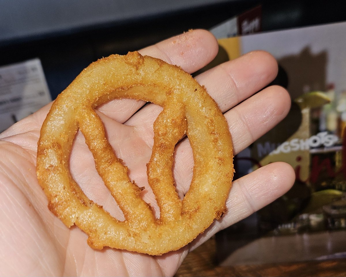 n3rdroll's tweet photo. The other day, i went to @mugshotsburgers and found a V for Vendetta symbol in my onion rings... now if only it was found on the 5th of November... 0.o' https://t.co/Dd9bioD41b