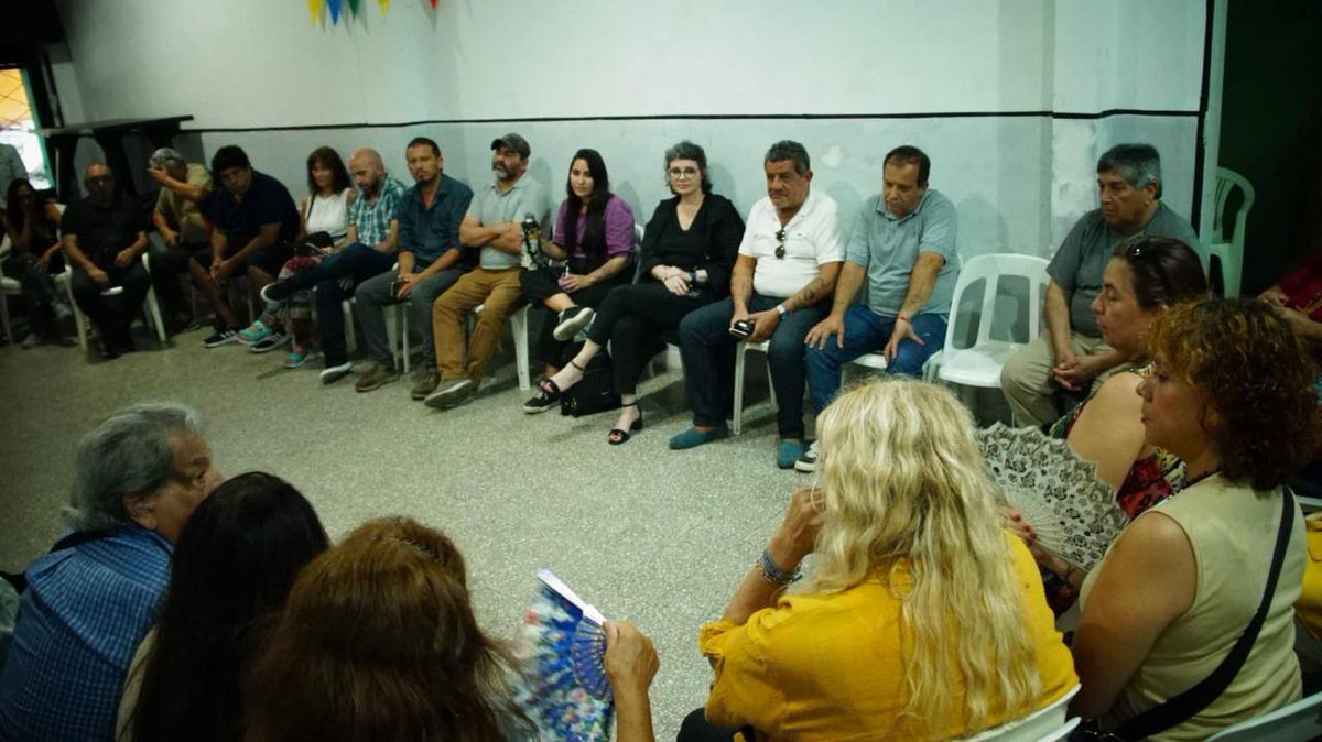 Peronismociudad's tweet photo. Seguimos con los #DebatesComunales✌️ está vez nos reunimos con las y los compañeros de las comunas 1, 2, 3 y 4 💪

La importancia de estos encuentros de cara al #PlenarioGeneral demuestra que la organización vence al tiempo. https://t.co/nFqjnlGIVS