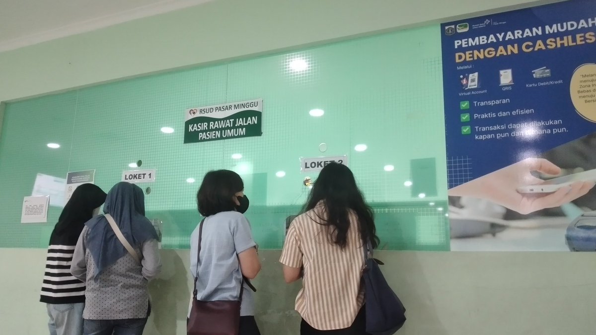 stroberi_kacang's tweet photo. ANDAI ada 1 petugas yg berdiri n menjwb pertanyaan customer  yg BKN DLM ANTRIAN tunggu di loket pembayaran pasien umum rawat jalan, jd tdk mengorbankan yg tunggu panggilan antrian. Pjgnya antrian bs diminimalisir. 1 jam nunggu bayar saja, blm lg antri dokter. @RSUDPasarMinggu https://t.co/bvMJ4VpCwu