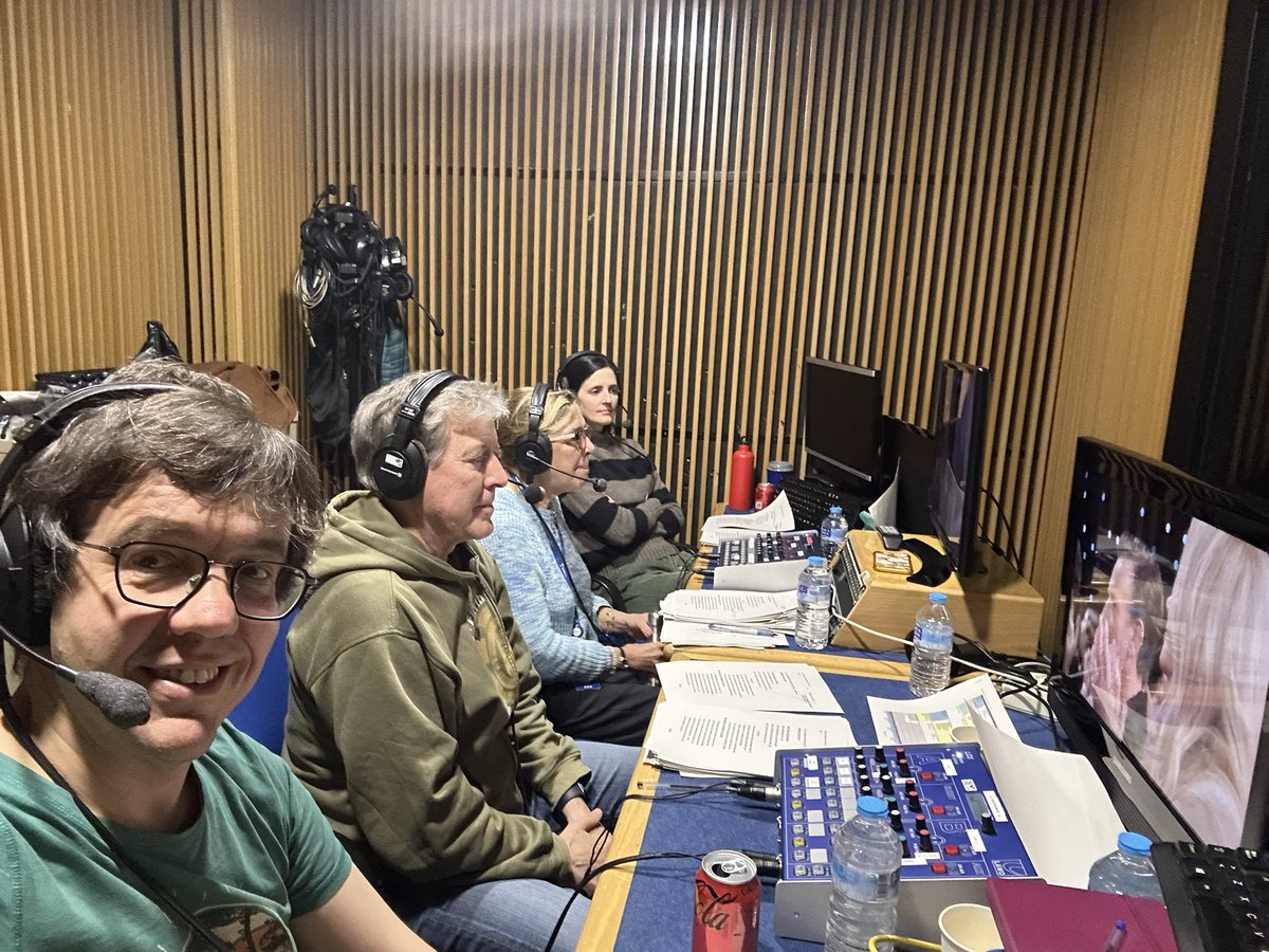 Y así empieza la gala de los Critics’ Choice Awards en esta noche de viernes en la cabina de los intérpretes para Movistar +/And this begins the Critics’ Choice Awards show on this Friday night in the interpreter’s booth #criticschoiceawards #criticschoice #terp #1nt #terplife