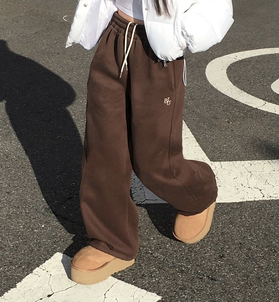 무려 조로사 웅니도 입엇따…
오프숄더 맨투맨이랑 레전드로 핏 예쁜 조거 트레이닝 바지 입어주면 진짜 느좋 공부룩 완성🫢

상의: s.zigzag.kr/s0ptyTfIzu
하의: s.zigzag.kr/kfaKe9bgTb