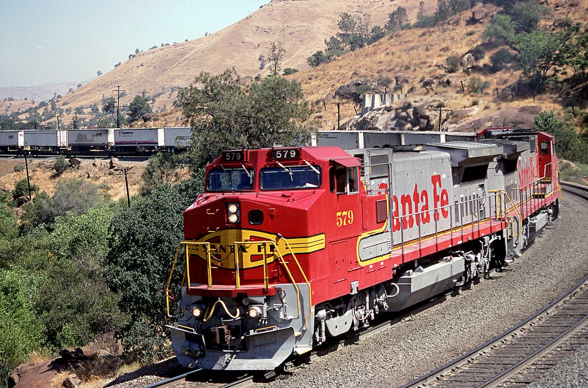 railfan4christ's tweet photo. AT&amp;SF B40-8W 579 leads the 971 train at the west end of Woodford, CA on 7/4/1992. #warbonnet #warbonnetweekend #santaferailway #trains #trainspotting #trainphotography
#railfanning @QStationMedia https://t.co/IKKWexHeUq