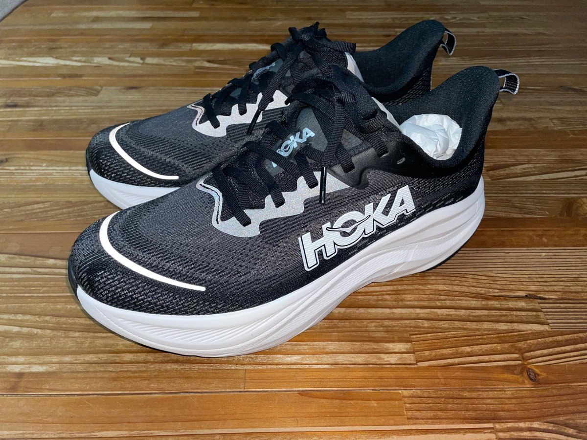 rhukahn's tweet image. シンガポールで遭遇できなかったHOKA ONE ONEのSkyflowを試し履きしようと取扱店に行ってきました。運よくマイサイズがあり試し履きしてみましたが、Clifton9のプレミアム版の様な履き心地で、購入してしまいました。これはオススメの一足です！ヤバイ♬

#HokaOneOne #Skyflow