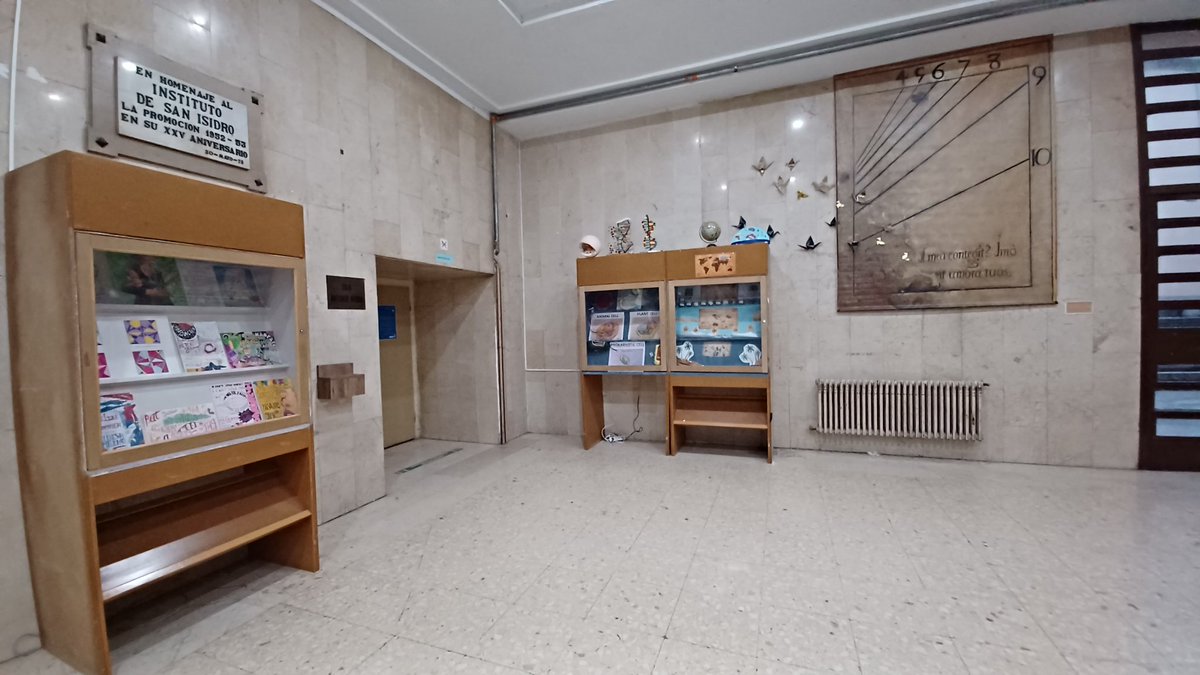 Exposición en el vestíbulo de trabajos de alumnado de bachillerato de artes, instalación del Día de la Paz, Jornadas de puertas abiertas.
