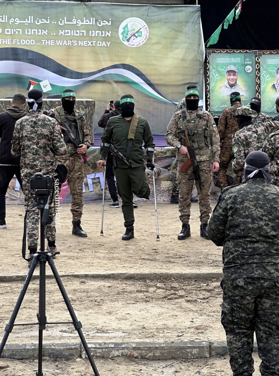 بعكازه يمتشق سلاحه