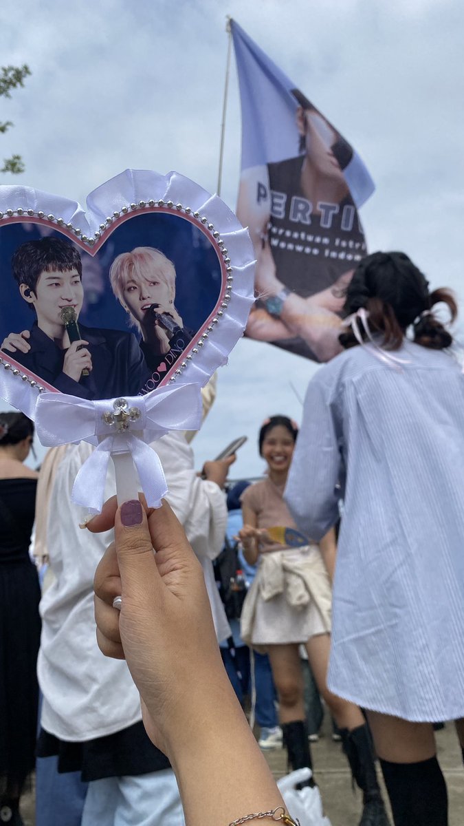 disini yaaa kami di bawah payung maroon