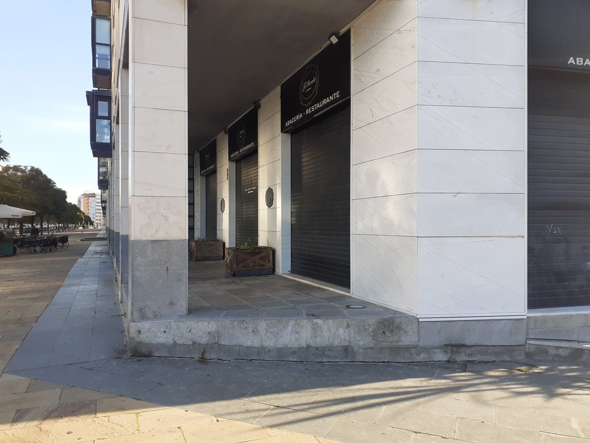 Hola <a href="/AytoHuelva/">Ayuntamiento Huelva</a>, ayer un señor de unos 70 años se cayó al ir paseando con su señora y no percatarse de que existia este "precipicio". 

¿Como puede tener este edificio licencia para tener semejante escalon, sin rampa ni barandilla?