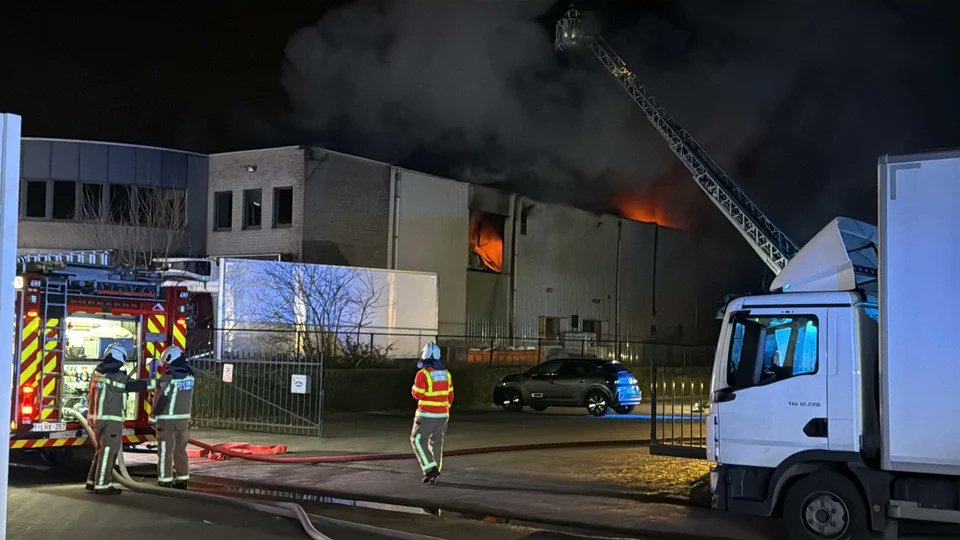 Er woedt momenteel een #industriebrand met rookontwikkeling op de #Brechtsebaan in Gemeente Schoten.
Hou ramen en deuren gesloten en schakel de ventilatie uit.
Volg de laatste updates via schoten.be/.../brand-indu…