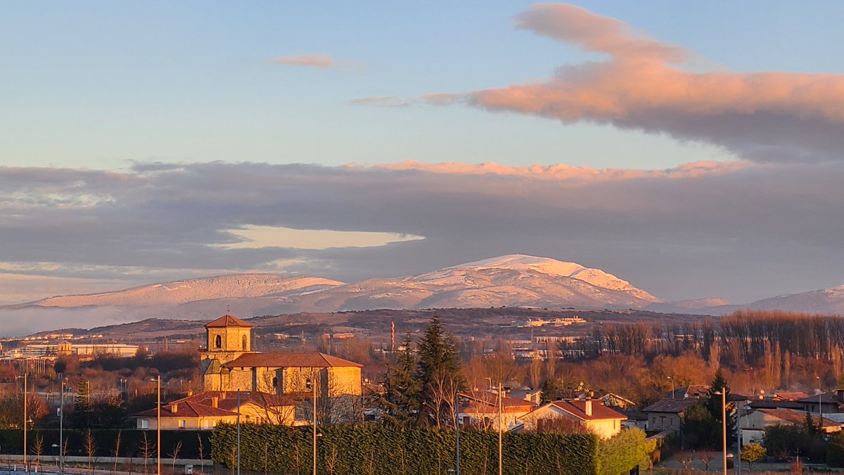 Amanece el #Gorbea con su reluciente txapela de nieve nueva entre nieblas y una buena helada en #VitoriaGasteiz En estos momentos, sobre 1°C. Kontuz! ⚠️❄ <a href="/Arabamet/">Arabamet</a> <a href="/Euskalmet/">Euskalmet</a> #elurra #izotza #Arkaiate #Salburua #araba #Álava
