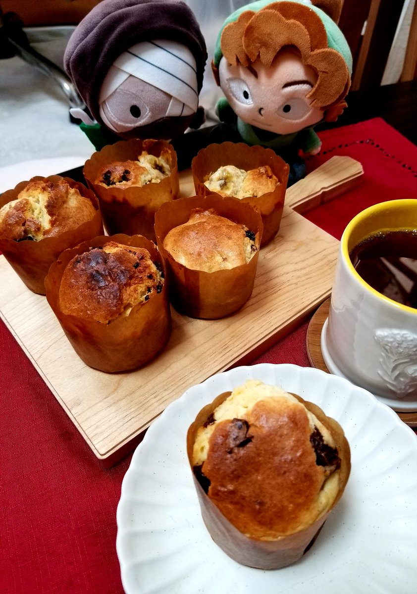 「チョコバナナマフィンとドライフルーツ&amp;バナナのマフィンを作りました。美味」|朱音🔥🧹原稿のイラスト