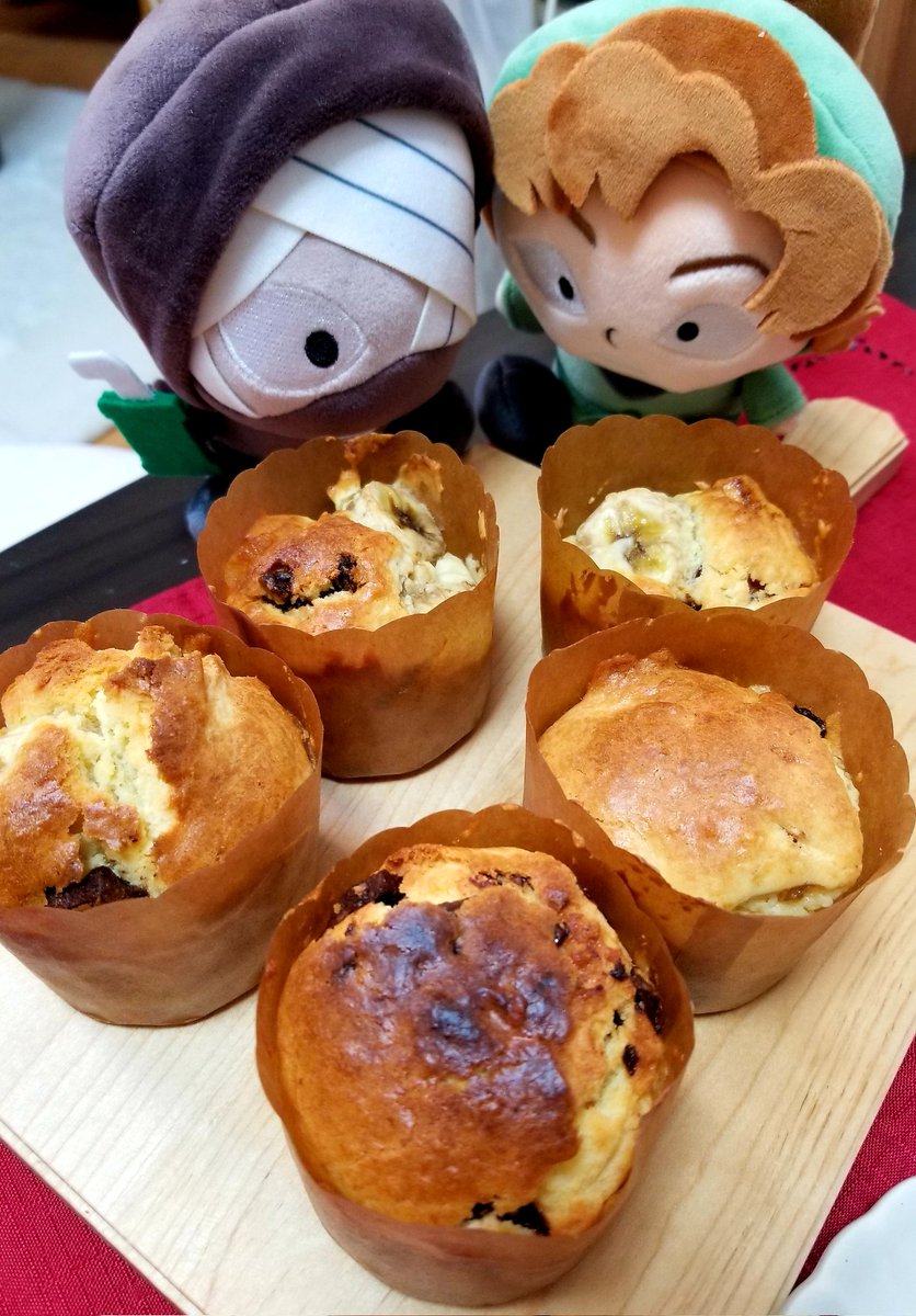 「チョコバナナマフィンとドライフルーツ&amp;バナナのマフィンを作りました。美味」|朱音🔥🧹原稿のイラスト