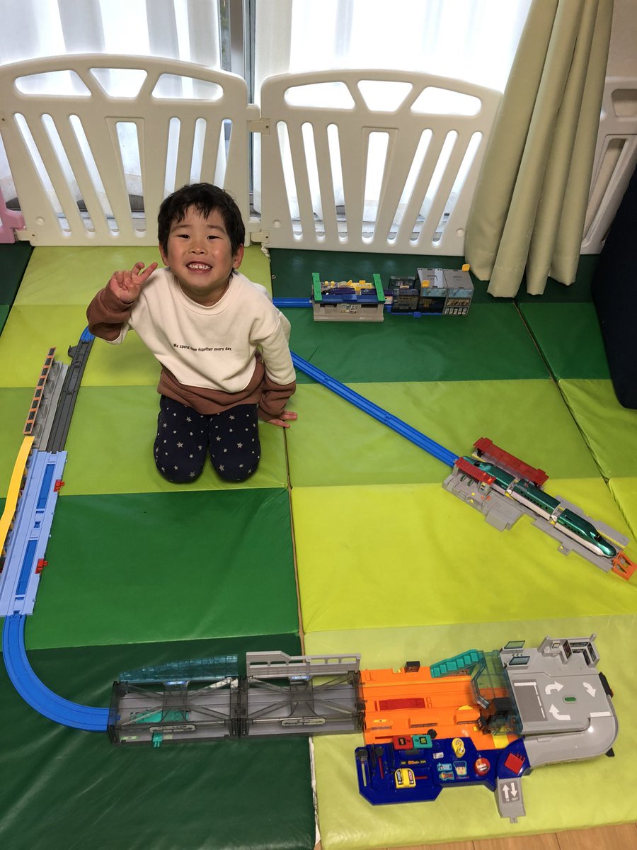 今日のプラレールレイアウト。
はやぶさが停まっているのが、新青森で奥の駅が新庄だそうです