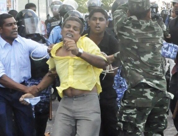 ބަޣާވާތަކީ  އޭގެއަސަރު  ދުވަހަކުވެސް  ފިލައގެންދާނެ  ޖަރީމާއެއްނޫން  އަނިޔާއަށް  ހިތްވަރުދިނުމާއި އަނިޔާކުރުމަކީ  މާޒީގެސަފްޙާތަކުން  ދިވެހީންކުރެ  ބަޔަކަށް  ހިތްހަމަޖެހުނލިބޭ  ކަމެއް.،

އަނިޔާއާއިދެކޮޅައް  ތެދުވާމީހުނަކީ  ކެރިގެން  ސާބިތުަކަމާއި  އެކު  އުމުރުހުސްވަންދެން