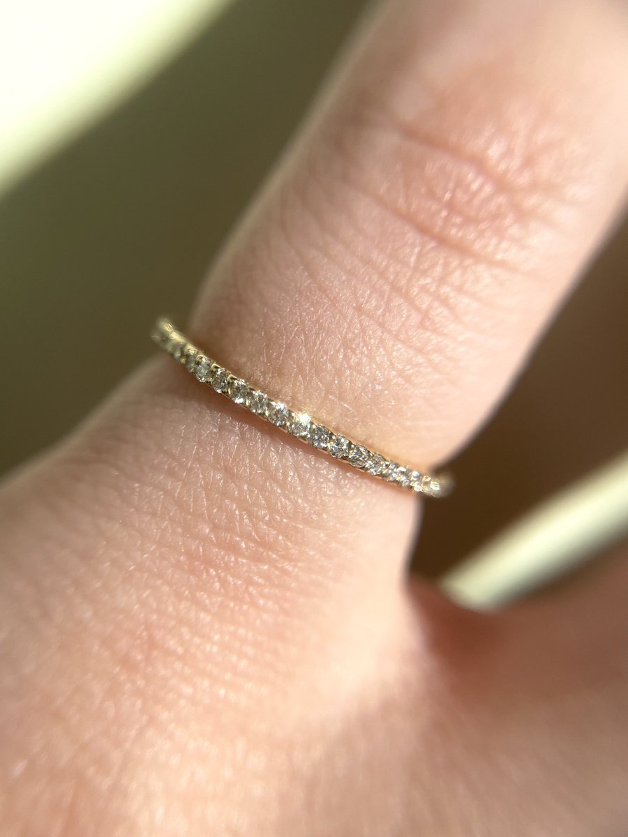 自戒せよ裸石大好きマン (@ishi_daisukiman) on Twitter photo FADEN JEWELRY(<a href="/faden_jewelry32/">FADEN JEWELRY</a> )さんにて当選したフルエタニティが届きました✨✨
初のフルエタニティ!!可愛い…どこで見てもキラキラしてて喉風邪なんか一瞬で治りそう…
ファランジリングにも良さげでは!?!?
職人さんはこんなに小さな爪をどうやって留めているのか…尊敬です😭🙌🙌 FADEN JEWELRY(<a href="/faden_jewelry32/">FADEN JEWELRY</a> )さんにて当選したフルエタニティが届きました✨✨
初のフルエタニティ!!可愛い…どこで見てもキラキラしてて喉風邪なんか一瞬で治りそう…
ファランジリングにも良さげでは!?!?
職人さんはこんなに小さな爪をどうやって留めているのか…尊敬です😭🙌🙌