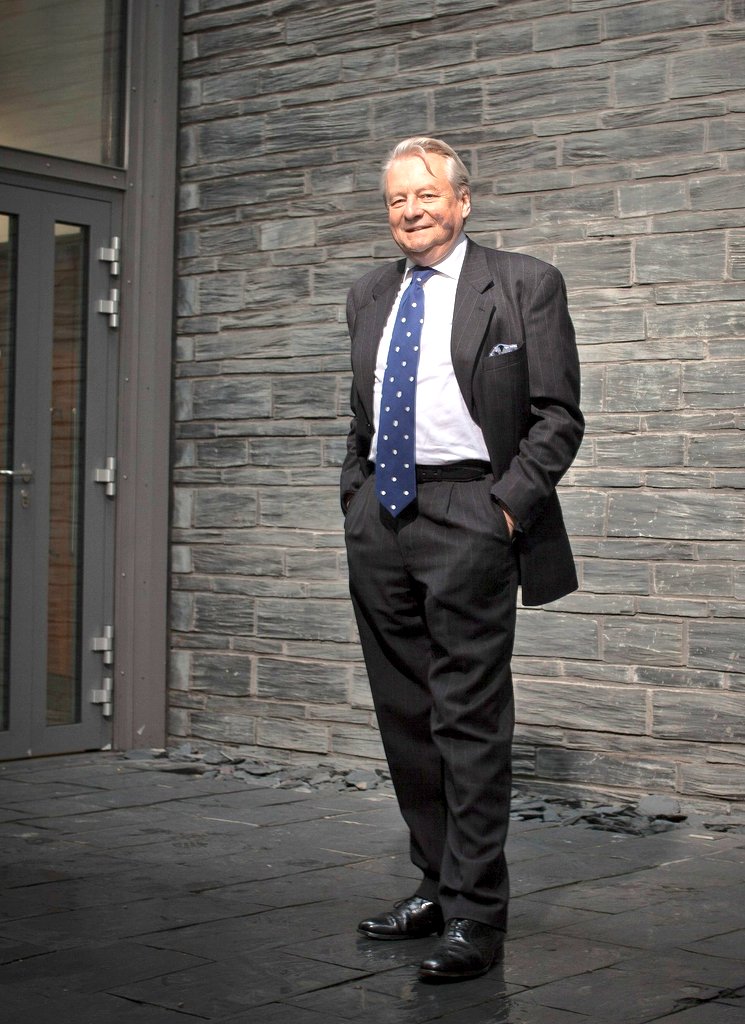 WmPowell2021's tweet photo. Genuinely sad to mark the passing of my surviving political mentor #DafyddElisThomas. For over 3 years it was my privilege to sit next to him in @SeneddWales. I learnt so much from him & benefited from his kindness. Like #RichardLivsey Dafydd was a great #Welshman 🏴 #European 🇪🇺 https://t.co/byFVvlHFtV
