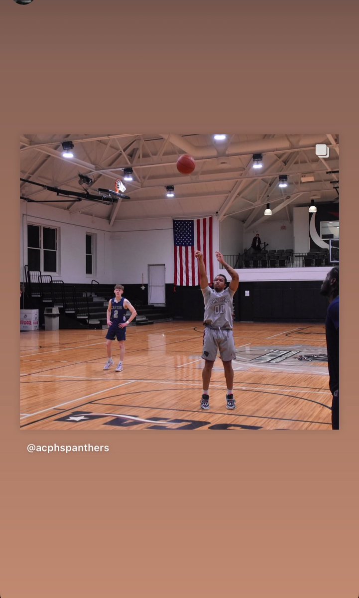 KdenJaiSpears's tweet photo. Staying focused! I’m #00 getting that rebound ,creating a nice shot but ultimately playing great defense with a nice steal! #basketball #CollegeStudent #Freshman #d2 #nicewin🐾🐾 https://t.co/yerH3U9QAy