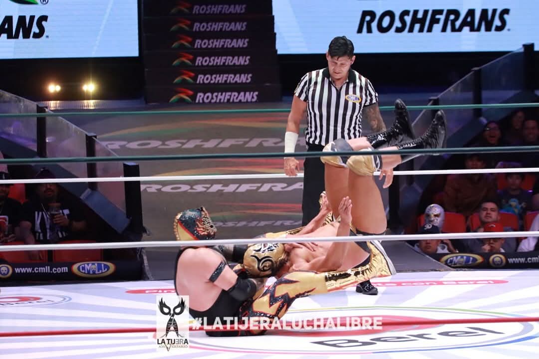 LaTijeraLucha's tweet photo. Impactante inicio de batalla, que los rudos #Alom e #Infarto se llevan la victoria al derrotar a los dinámicos técnicos #OroJr y #Retro; quienes sucumbieron ante el poderío de sus rivales en la majestuosa #ArenaMexico…
#latijeraluchalibre https://t.co/WeesmDkzg4