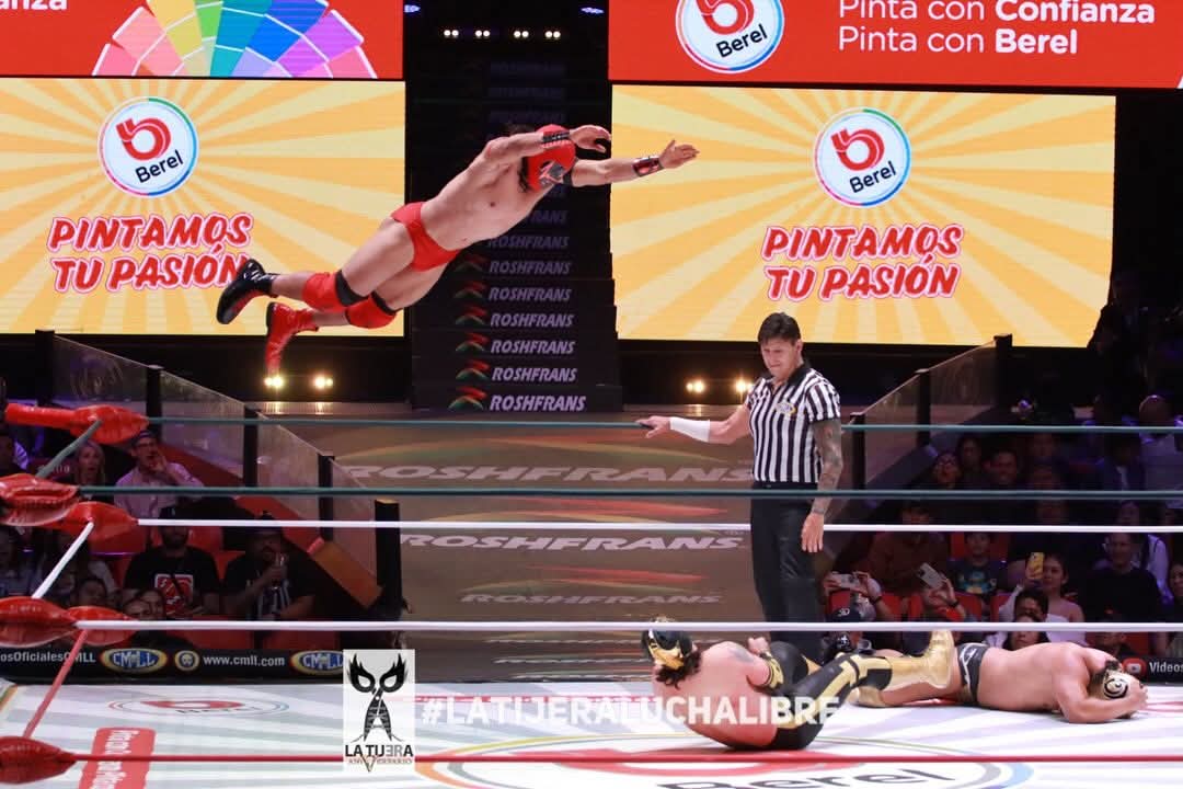 LaTijeraLucha's tweet photo. Impactante inicio de batalla, que los rudos #Alom e #Infarto se llevan la victoria al derrotar a los dinámicos técnicos #OroJr y #Retro; quienes sucumbieron ante el poderío de sus rivales en la majestuosa #ArenaMexico…
#latijeraluchalibre https://t.co/WeesmDkzg4