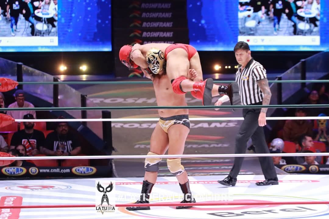 LaTijeraLucha's tweet photo. Impactante inicio de batalla, que los rudos #Alom e #Infarto se llevan la victoria al derrotar a los dinámicos técnicos #OroJr y #Retro; quienes sucumbieron ante el poderío de sus rivales en la majestuosa #ArenaMexico…
#latijeraluchalibre https://t.co/WeesmDkzg4