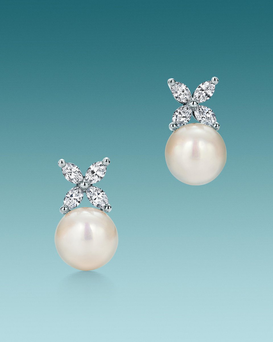 TiffanyAndCo's tweet photo. Mikey Madison walks the #CriticsChoice Awards red carpet wearing a Tiffany Victoria® necklace with a pear-shaped diamond with round brilliant and marquise diamonds. She completes her look with a pair of Tiffany Victoria® earrings with Akoya cultured pearls and marquise diamonds. https://t.co/G282Bp5CCu