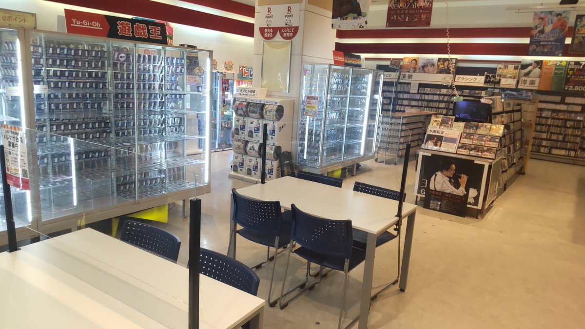 gkd_tomigaoka's tweet photo. 玉光堂イオンモール奈良登美ヶ丘店
本日よりカードゲームの取扱い開始致しました！
パック販売、シングルカード（中古）の販売しています！
店内デュエルスペースもございますのでお買い物は勿論、ルールとマナーを守って楽しくデュエルしていってください！ https://t.co/YL8TykuQ6C