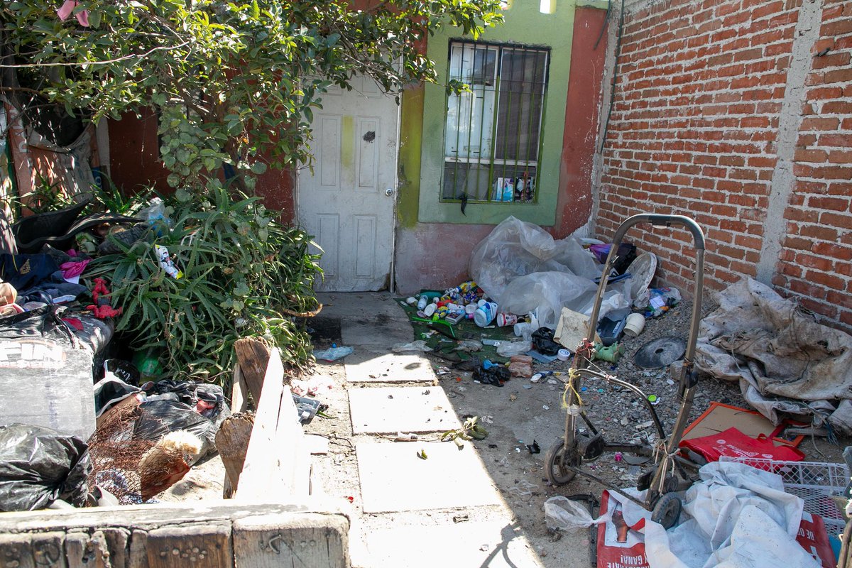 OctavioRomero_O's tweet photo. En Guanajuato también visitamos el Fraccionamiento Paseo de las Torres en León, donde constatamos los efectos negativos que dejó la política neoliberal de vivienda: casas abandonadas, vandalizadas y entornos inseguros para las familias.

Gracias a la reforma a la Ley del @Infonavit y al programa #ViviendaParaElBienestar, impulsado por la Presidenta @Claudiashein, esto no volverá a repetirse. Las nuevas viviendas para las y los trabajadores de menores ingresos serán dignas, seguras y bien planificadas.

#2doPiso4T #InfonavitContralaCorrupción #InfonavitConstructor