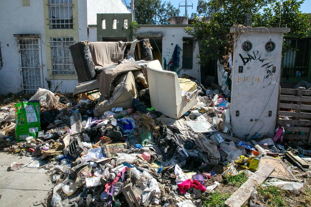 OctavioRomero_O's tweet photo. En Guanajuato también visitamos el Fraccionamiento Paseo de las Torres en León, donde constatamos los efectos negativos que dejó la política neoliberal de vivienda: casas abandonadas, vandalizadas y entornos inseguros para las familias.

Gracias a la reforma a la Ley del @Infonavit y al programa #ViviendaParaElBienestar, impulsado por la Presidenta @Claudiashein, esto no volverá a repetirse. Las nuevas viviendas para las y los trabajadores de menores ingresos serán dignas, seguras y bien planificadas.

#2doPiso4T #InfonavitContralaCorrupción #InfonavitConstructor