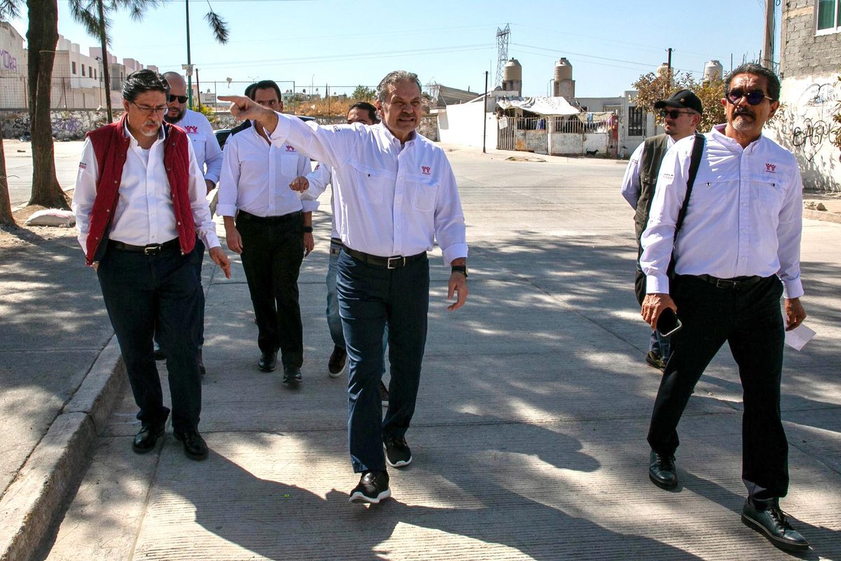 OctavioRomero_O's tweet photo. En Guanajuato también visitamos el Fraccionamiento Paseo de las Torres en León, donde constatamos los efectos negativos que dejó la política neoliberal de vivienda: casas abandonadas, vandalizadas y entornos inseguros para las familias.

Gracias a la reforma a la Ley del @Infonavit y al programa #ViviendaParaElBienestar, impulsado por la Presidenta @Claudiashein, esto no volverá a repetirse. Las nuevas viviendas para las y los trabajadores de menores ingresos serán dignas, seguras y bien planificadas.

#2doPiso4T #InfonavitContralaCorrupción #InfonavitConstructor