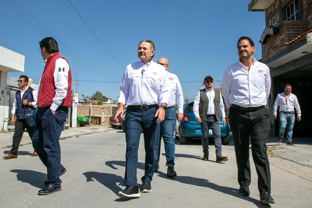 OctavioRomero_O's tweet photo. En Guanajuato también visitamos el Fraccionamiento Paseo de las Torres en León, donde constatamos los efectos negativos que dejó la política neoliberal de vivienda: casas abandonadas, vandalizadas y entornos inseguros para las familias.

Gracias a la reforma a la Ley del @Infonavit y al programa #ViviendaParaElBienestar, impulsado por la Presidenta @Claudiashein, esto no volverá a repetirse. Las nuevas viviendas para las y los trabajadores de menores ingresos serán dignas, seguras y bien planificadas.

#2doPiso4T #InfonavitContralaCorrupción #InfonavitConstructor