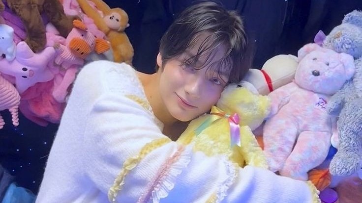 eloquestlydae's tweet photo. PLEASE KEEP PUTTING HIM WITH PLUSHIES https://t.co/hCSLIsh0pJ