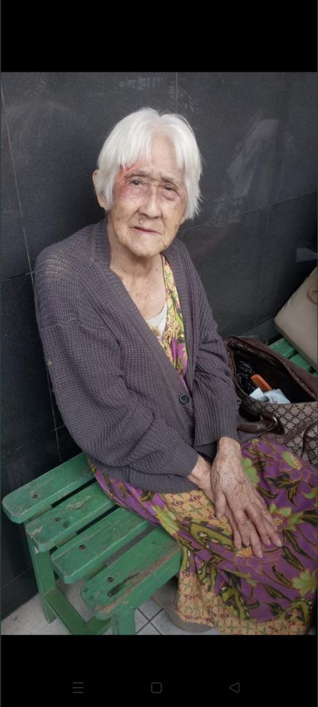 PRFMnews's tweet photo. Ditemukan seorang lansia yang diduga mengalami demensia. Menurut pengakuannya, ia bernama Gion Lak usia 85 tahun.

Ada luka bekas jatuh di pelipis kanan, dan tidak ingat alamat rumahnya. Saat ini sedang ditangani di RS Cibabat.

Bilih ada yang kenal hubungi 022-6632812 https://t.co/TTjcRI7fDi