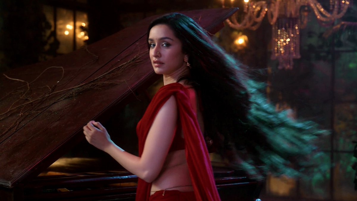simpstar2011's tweet photo. Shraddha sets the room on fire 
in a stunning red saree ❤️‍🔥🔥
frames from Stree 2.

Good morning n have a nice day Mates ✨ https://t.co/4tMZqzxDGr