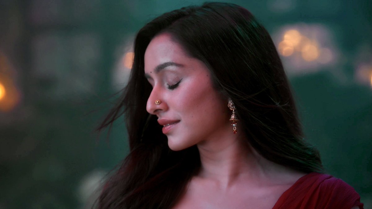 simpstar2011's tweet photo. Shraddha sets the room on fire 
in a stunning red saree ❤️‍🔥🔥
frames from Stree 2.

Good morning n have a nice day Mates ✨ https://t.co/4tMZqzxDGr