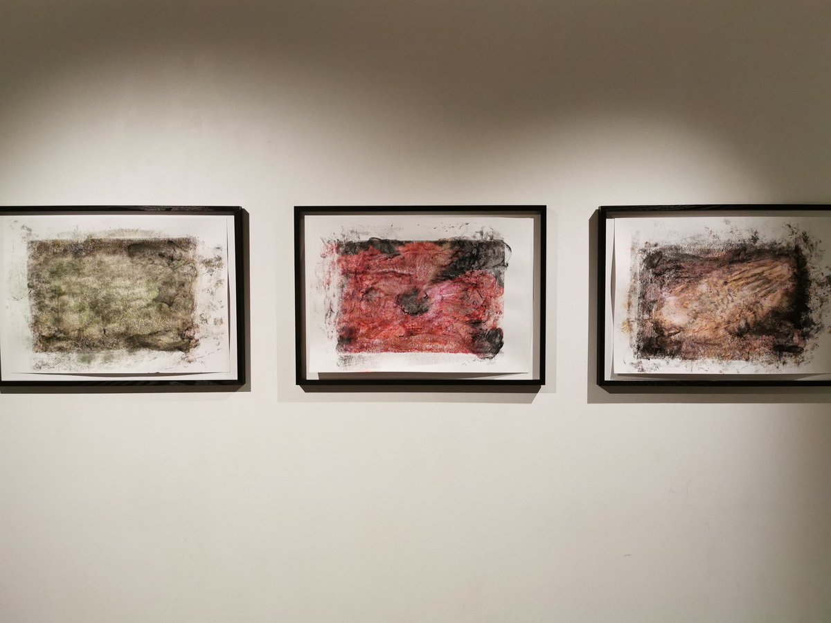 hyperneko_X's tweet image. 「Roots」ブルームギャラリー
内倉真一郎、北義昭、田中一泉、福島耕平､林直の五人グループ展。技術的・テーマ的に多彩で発見が色々あり。北、田中、福島の３名は初お目見えで貴重な機会。特に北義昭は写真と思えない、抽象画のような作品で、しかし微妙に3D立体視でき、不思議な体感を得られる