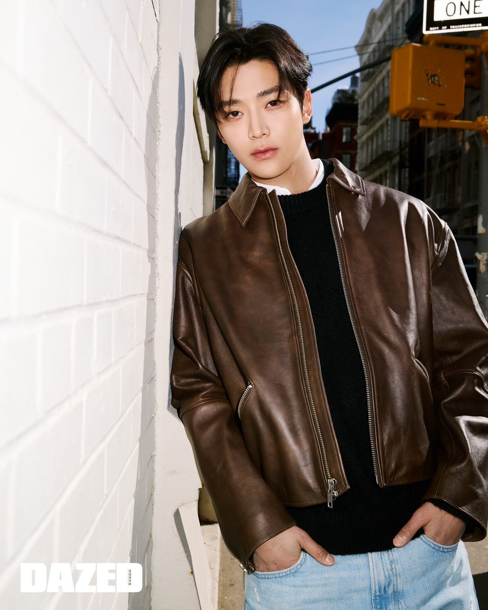 DazedKorea's tweet photo. Leave a mark #협찬

캘빈클라인 쇼 전 뉴욕을 찾은 로운과 함께. 시린 볕마저 따뜻한 온기로 바꾸는 그와 새긴 한낮의 캘빈클라인. 

#CalvinKlein #캘빈클라인 #로운 #RoWoon https://t.co/ePxcngBOHh