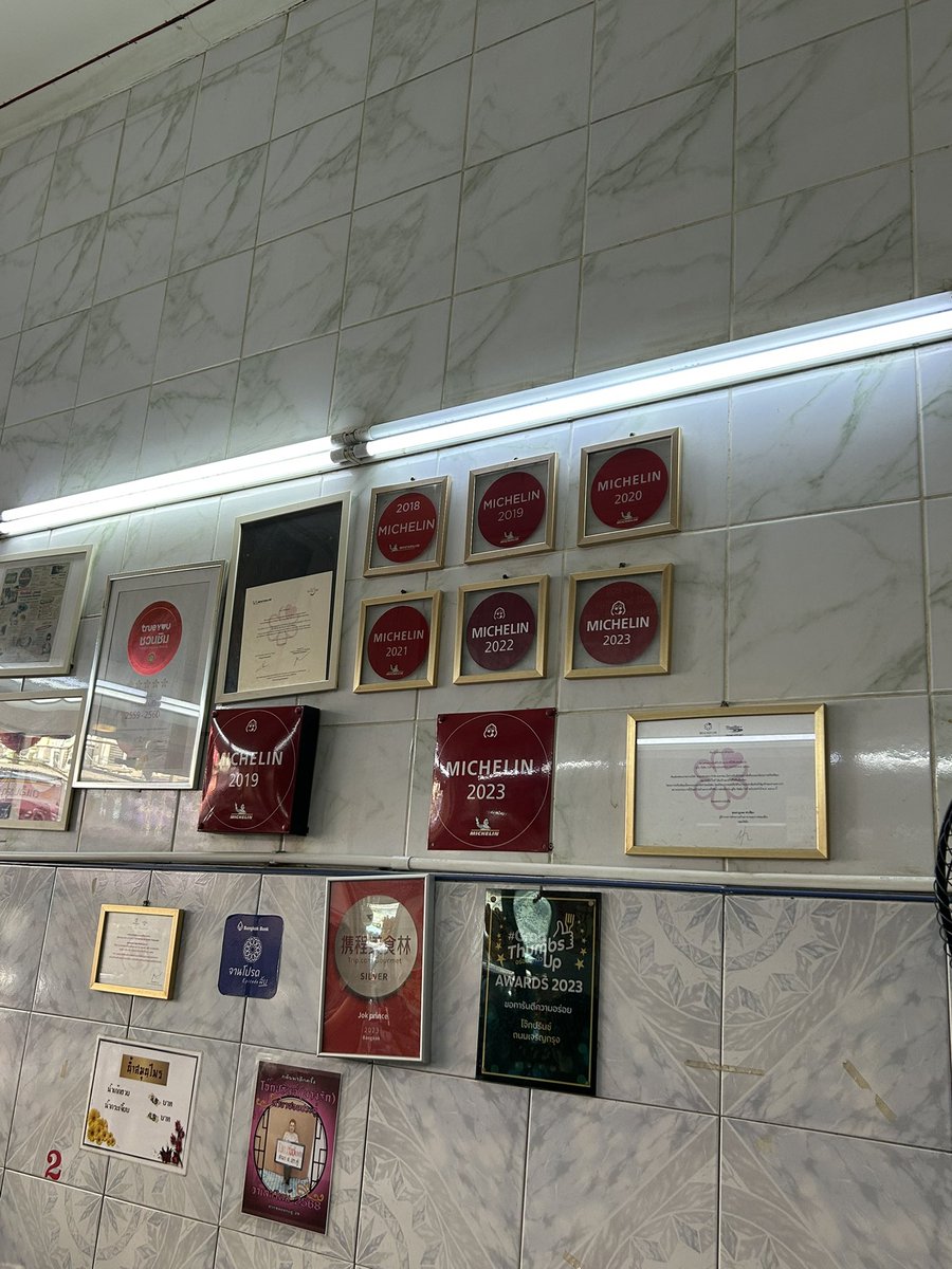 朝食
サパーンタクシン
皮蛋と鳥ミンチと卵のお粥