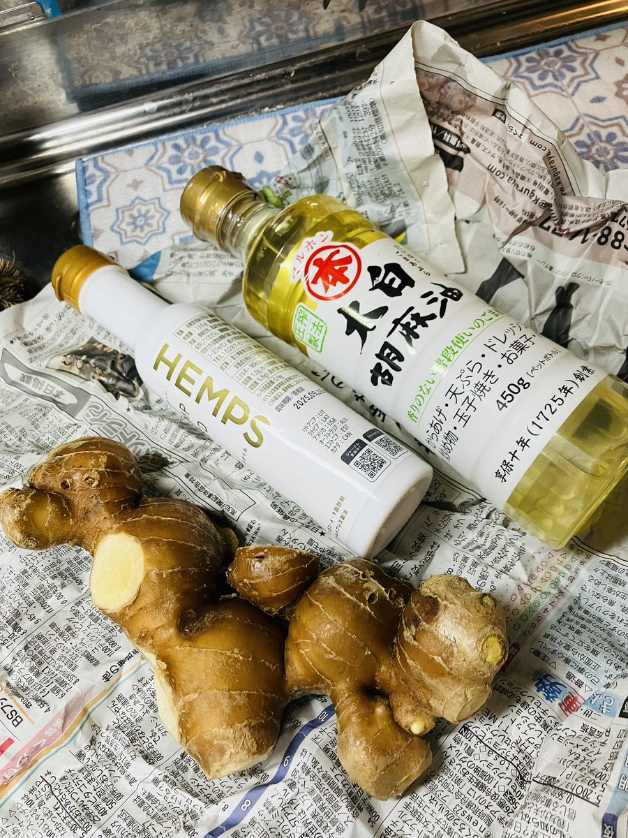 RicLoveBar3's tweet photo. カサカサ痒みが一向に治らず
肌がゾウさんのようになっていく次男へ

マクロビオテックではよく知られた生姜油🫚
ヘンプオイルを入れることでさらに威力が増すと聞き作ってみた

無添加のオイルに
ひね生姜をパートナーにしたこの一品
効果のほどはいかに....？

彼も肌にはセタフィルより安心なはず https://t.co/4WcQ6vvJzw