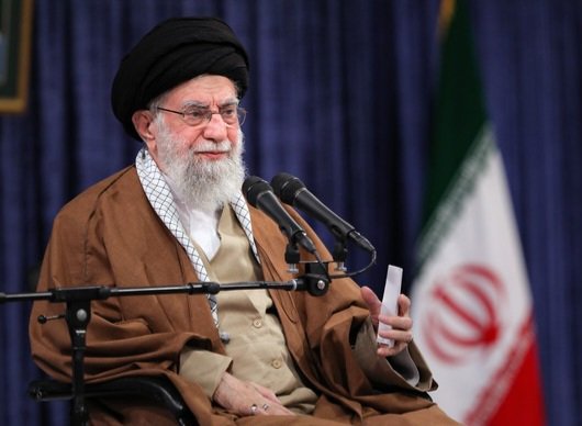 HamidKasiri_ir's tweet image. دولتِ آن روز ما نشست مذاکره کرد،
رفتند، آمدند،
نشستند، برخاستند،
مذاکره کردند، گفتگو کردند،
خندیدند، دست دادند،
رفاقت کردند،
همهکار کردند!
طرف ایرانی خیلی هم سخاوت به خرج داد،
خیلی امتیاز داد به طرف مقابل،
امّا همان معاهده را آمریکاییها عمل نکردند!
👈 آیا #سکوت_خواص میشکند؟!
