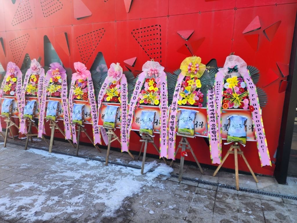 OAO_FAKER's tweet photo. 금재 1군 데뷔 축하 화환이 오늘 사옥에 설치 됐다고 합니다😀  출근길에 금재가 화환 보고 힘내서 오늘 경기도 잘하길❤️ https://t.co/tAw3ltbVmF